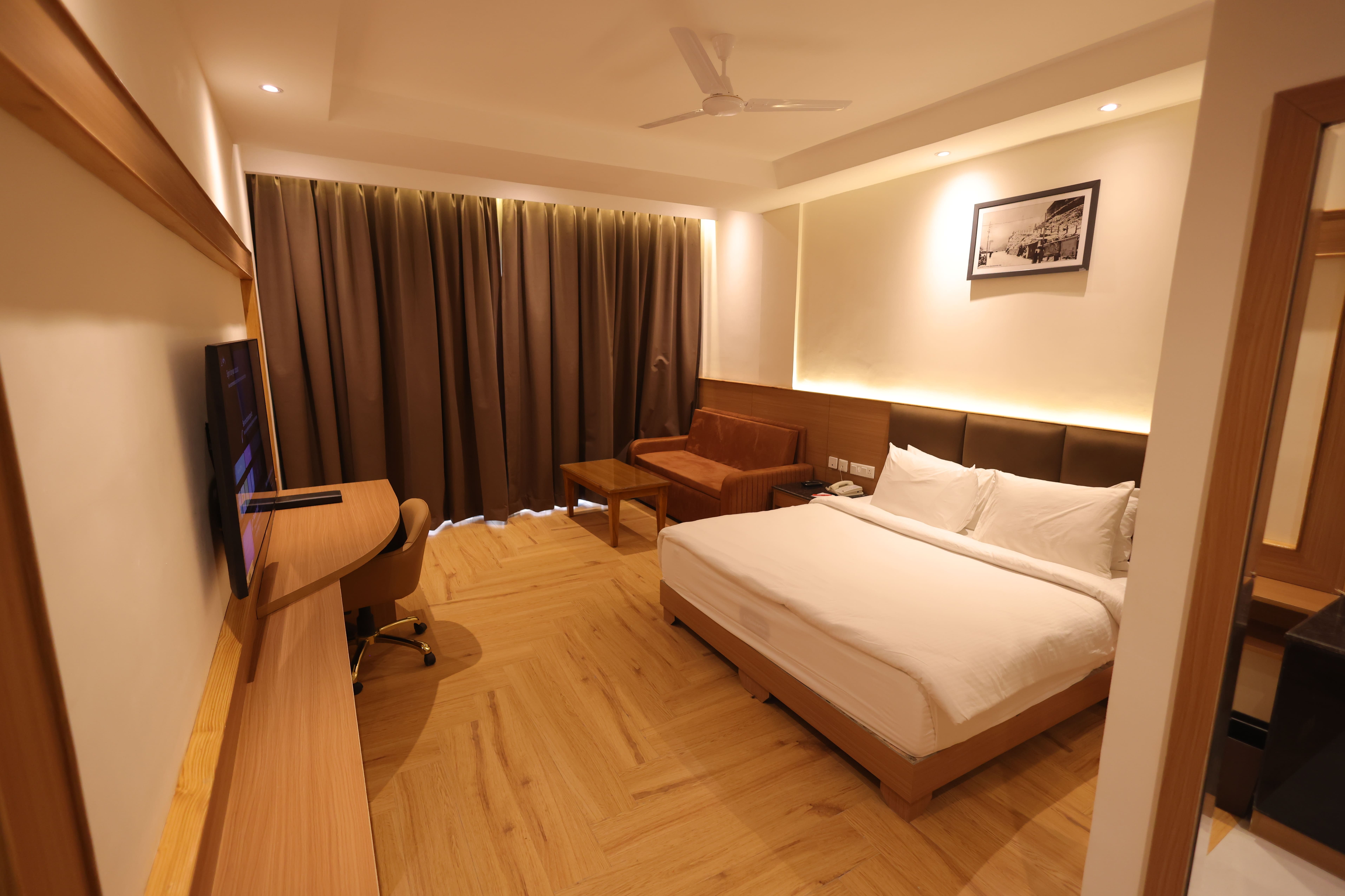1 Queen Bed, Superior Room, No View, Non-Smoking image 2