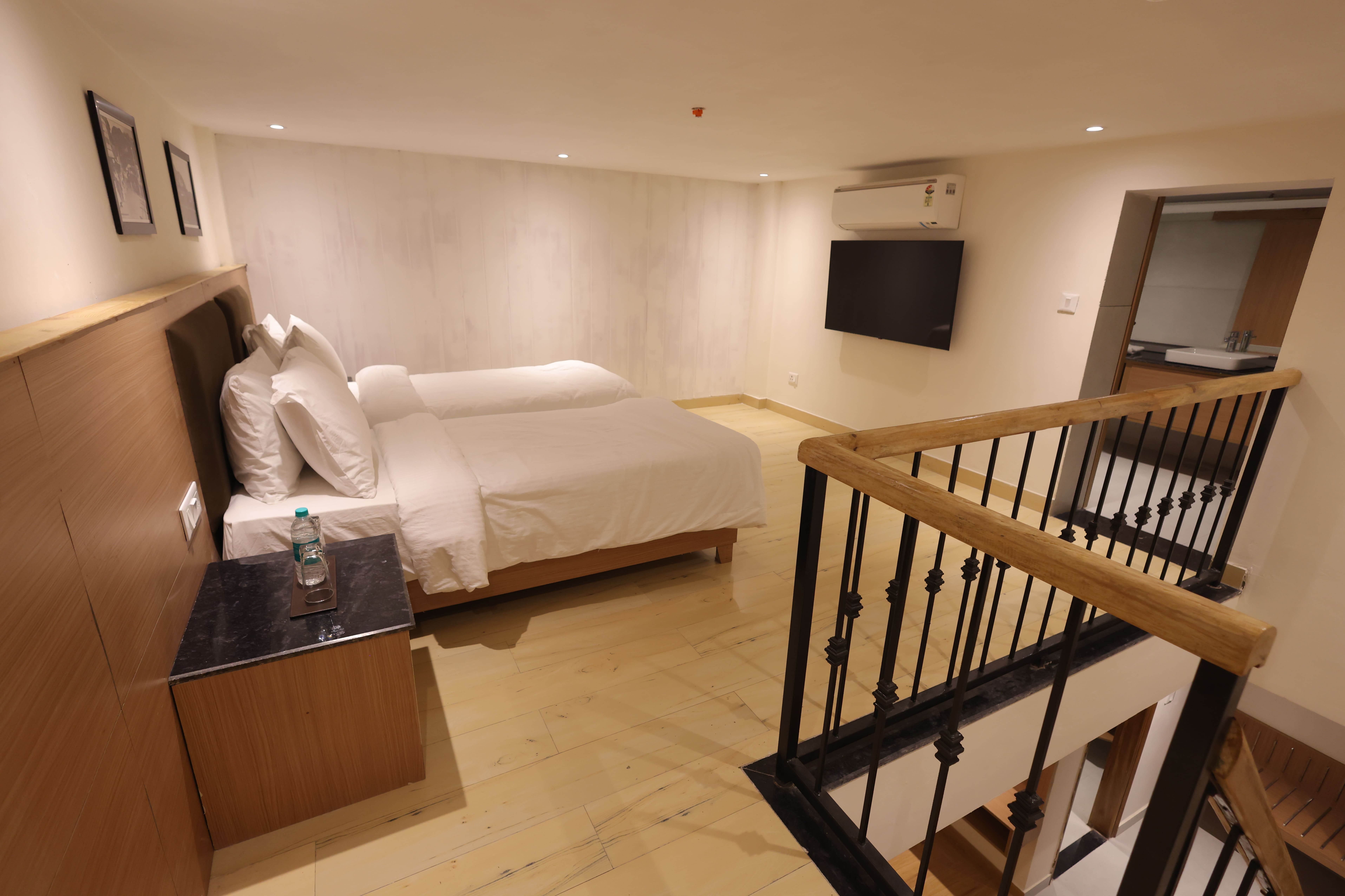 1 Queen Bed, 1 Twin Bed, Family Room, No View, Non-Smoking image 5