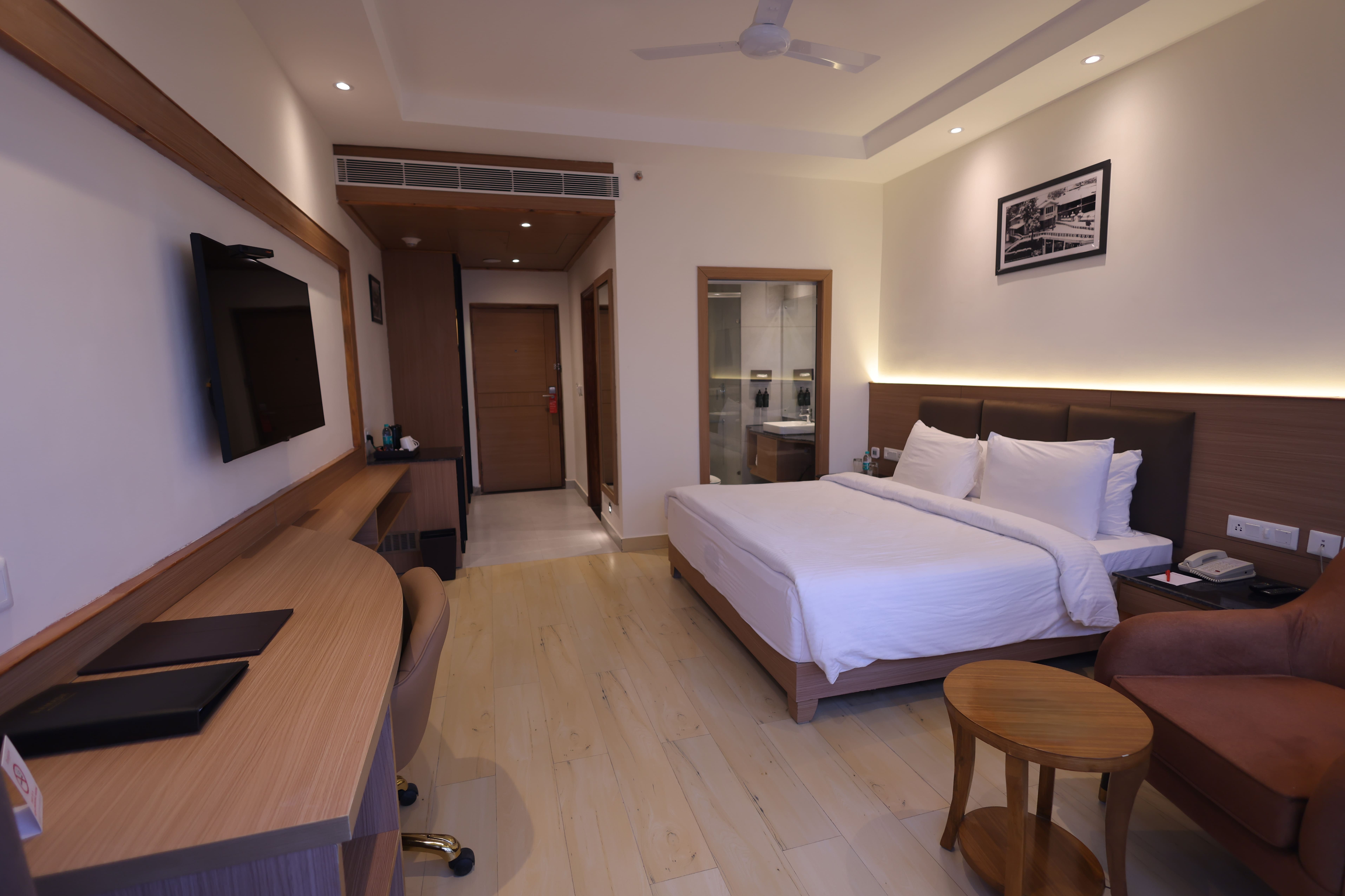 1 Queen Bed, Superior Room, Valley View, Non-Smoking image 2